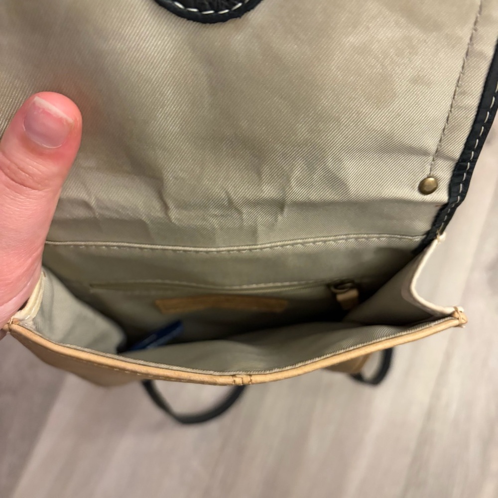 AMERICAN LEATHER CO.
Kansas Colorblock Crossbody Leather Bag - Picture 6 of 8